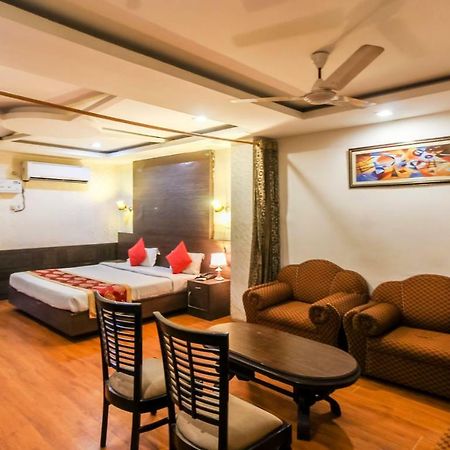 Hotel Monarch Inn Лакхнау Экстерьер фото