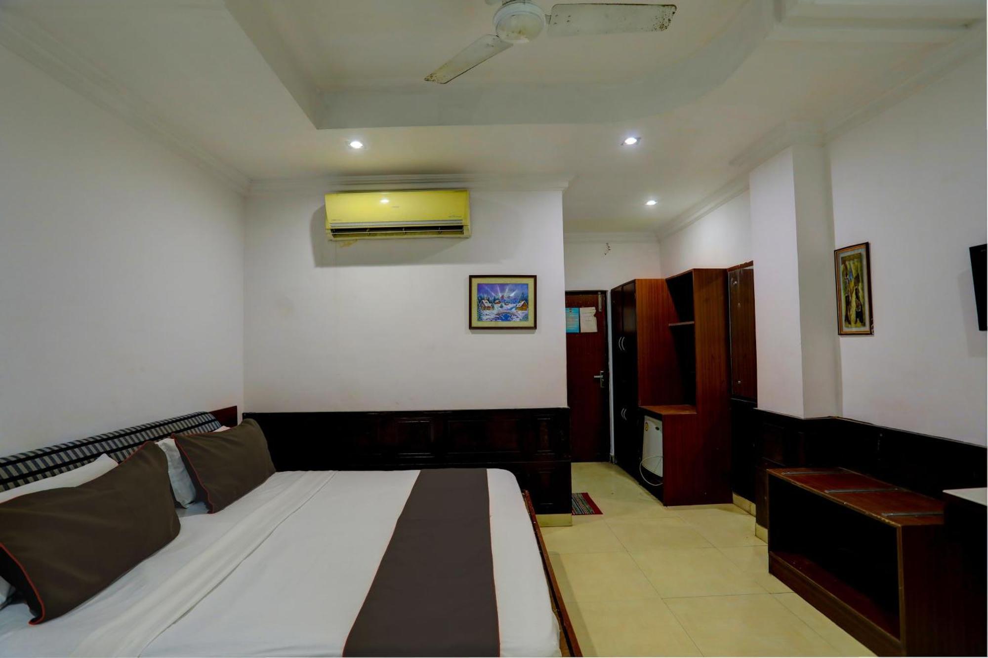 Hotel Monarch Inn Лакхнау Экстерьер фото