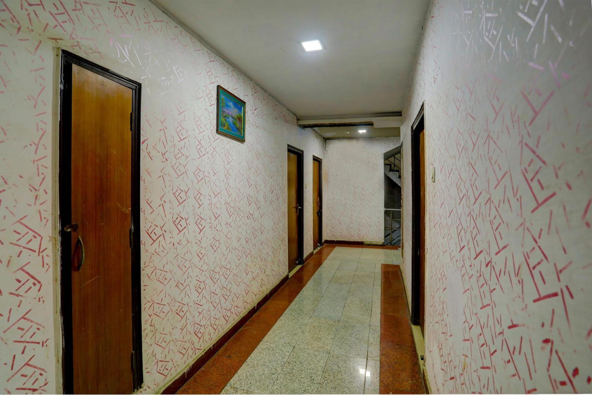 Hotel Monarch Inn Лакхнау Экстерьер фото